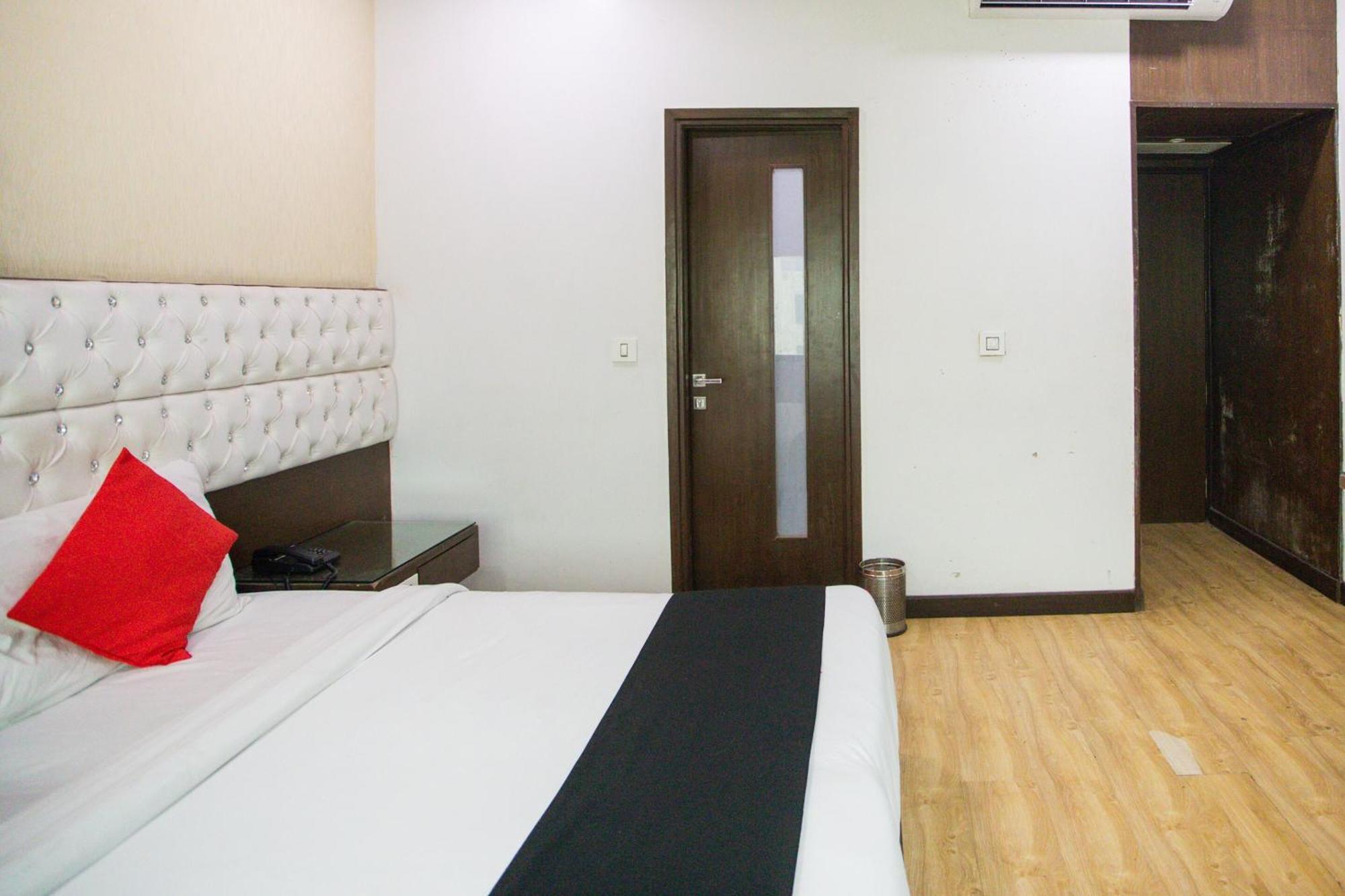 Collection O 69755 Hotel Parktel Indirapuram Exterior foto
